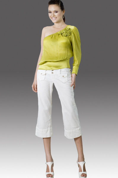Hà Nội-bebe-Áo kiểu một tay dài xéo một bên vai.