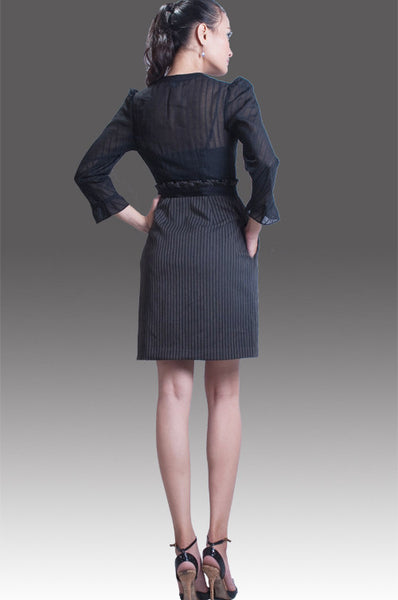 Bcbg-Đầm đen phần trên kiểu sơ mi có xếp li cách tân, phần váy kẻ sọc.