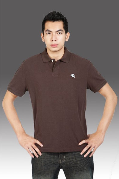 Express-Áo thun có cổ cài 2 nút trắng, ngực có in hình sư tử vàng nhỏ