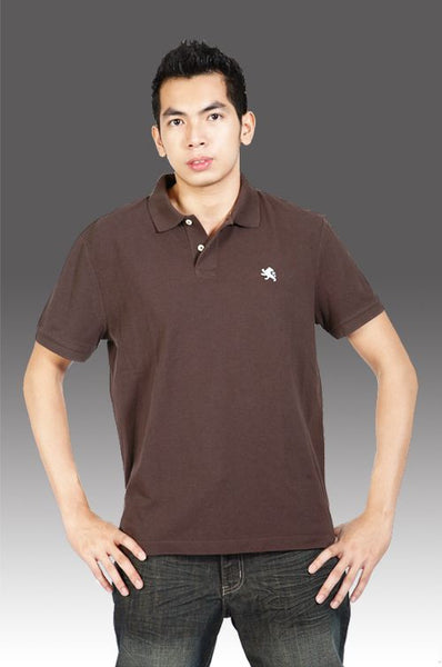 Express-Áo thun có cổ cài 2 nút trắng, ngực có in hình sư tử vàng nhỏ